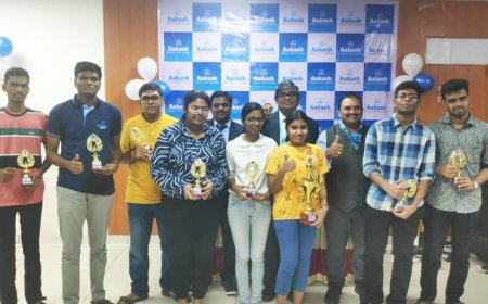 நுழைவுத் தேர்வில் தேர்ச்சி பெற்ற மாணவர்களுக்கு பாராட்டு விழா