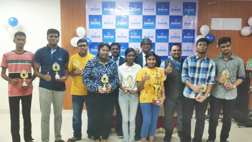 நுழைவுத் தேர்வில் தேர்ச்சி பெற்ற மாணவர்களுக்கு பாராட்டு விழா