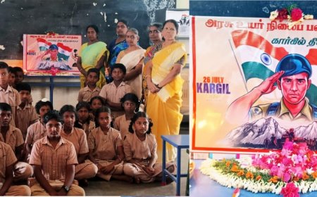 காருகுடி அரசு உயர்நிலைப் பள்ளியில் கார்கில் நினைவு தினம். கார்கில் போரில் பங்கேற்ற முன்னாள் ராணுவ வீரர் ஆனந்தன் சிறப்புரை