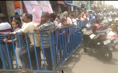 கடும் வெயிலையும் பெருட்படுத்தாமல் ஓசி பிரியாணி வாங்க ஒன்றரை கிலோ மீட்டர் காத்திருக்கும் திருச்சி பொதுமக்கள் . கண்டுகொள்ளமா மாவட்ட நிர்வாகம்