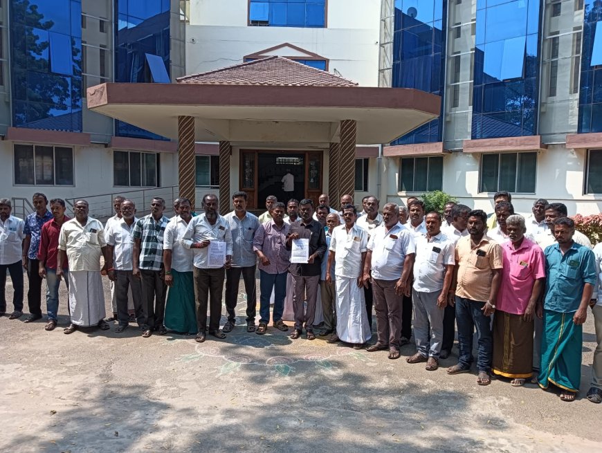 மூடப்பட்ட  மணல் குவாரியை உடனே திறக்க வேண்டி லாரி உரிமையாளர் சங்கம் மனு அளித்தனர்