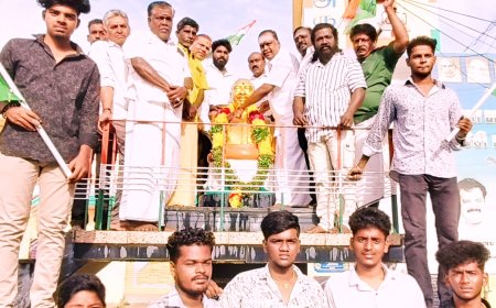 காமராஜர் பிறந்த நாளை முன்னிட்டு அவரது திருவுருவுச் சிலைக்கு மாலை அணிவித்து மரியாதை செலுத்தினர்