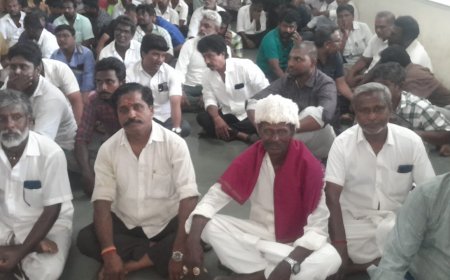 சேலம் மாநகராட்சியில் பூ வியாபாரிகள் முற்றுகை