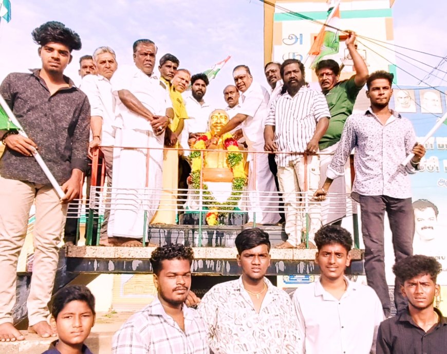 காமராஜர் பிறந்த நாளை முன்னிட்டு அவரது திருவுருவுச் சிலைக்கு மாலை அணிவித்து மரியாதை செலுத்தினர்