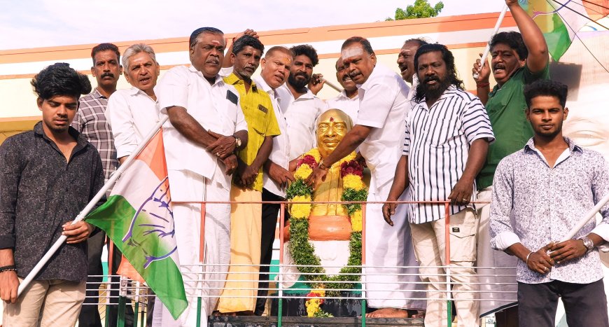 காமராஜர் பிறந்த நாளை முன்னிட்டு அவரது திருவுருவுச் சிலைக்கு மாலை அணிவித்து மரியாதை செலுத்தினர்