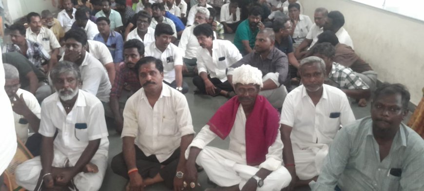 சேலம் மாநகராட்சியில் பூ வியாபாரிகள் முற்றுகை