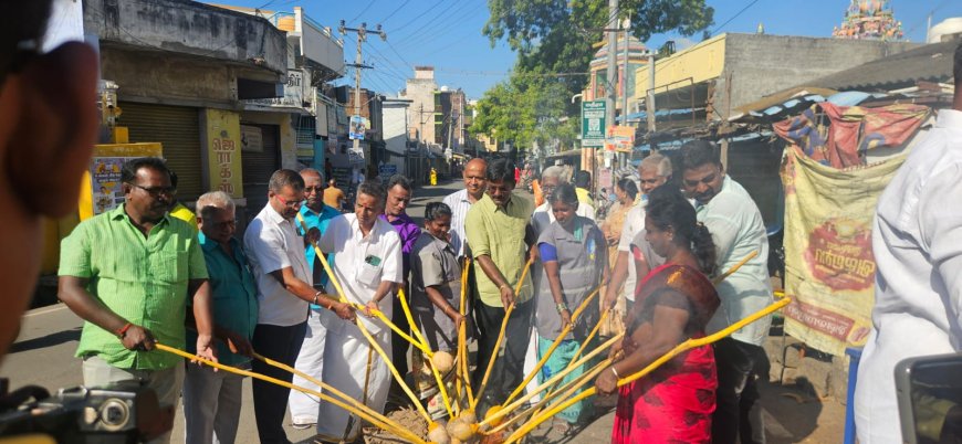 சேலம் மாநகராட்சி திமுக மாமன்ற உறுப்பினர் தெய்வலிங்கம் சார்பாக ஆடி தேங்காய் சுட்டு கொண்டாடினர்