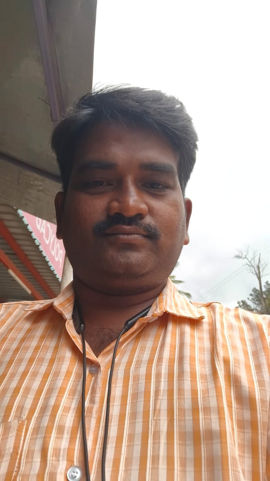 பெத்தநாயக்கன்பாளையம் வட்டம் ஏத்தாப்பூர் பேரூராட்சி. முத்து மலை முருகன் கோயிலுக்கு பேரூராட்சிக்கு சொந்தமான இடத்தில் சட்டத்திற்கு புறம்பான முறையில் செம்மண் அள்ளுவதை தட்டிக்கேட்ட நபருக்கு அடி உதை