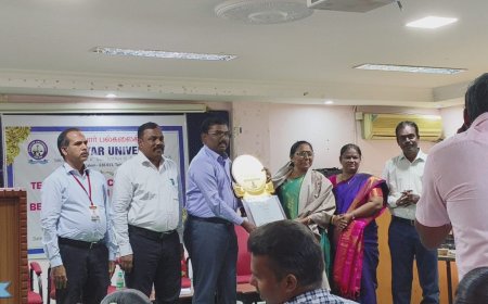 சேலம் ஸ்ரீ சாரதா கல்லூரி பேராசிரியைக்குச் சிறந்த ஆசிரியர் விருது...