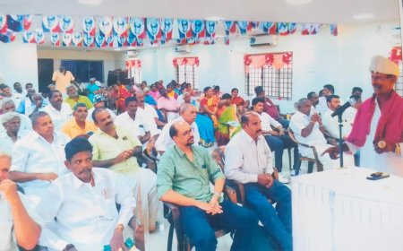 சேலம் லட்சுமி நகர் எம்ஜிஆர் கழக அலுவலகத்தில் சேலம் மாவட்ட எம் ஜி ஆர் கழக ஆலோசனை கூட்டம் மாவட்ட செயலாளர் கே எம் ஆறுமுகம் தலைமையில் நடைபெற்றது