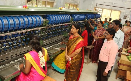 சேலம் பட்டு வளர்ச்சி துறை உதவி இயக்குனர் அலுவலக வளாகத்தில் புதிதாக நிறுவப்பட்ட இரண்டு பல்முனை பட்டு முற்பகம் மற்றும் பட்டு முறுக்கேற்றும் இயந்திரம் ஆகியவற்றினை உற்பத்தி பணிகள் பட்டு வளர்ச்சித் துறை இயக்குனர் சாந்தி தொடங்கி வைத்தார்