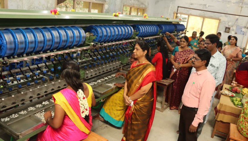 சேலம் பட்டு வளர்ச்சி துறை உதவி இயக்குனர் அலுவலக வளாகத்தில் புதிதாக நிறுவப்பட்ட இரண்டு பல்முனை பட்டு முற்பகம் மற்றும் பட்டு முறுக்கேற்றும் இயந்திரம் ஆகியவற்றினை உற்பத்தி பணிகள் பட்டு வளர்ச்சித் துறை இயக்குனர் சாந்தி தொடங்கி வைத்தார்