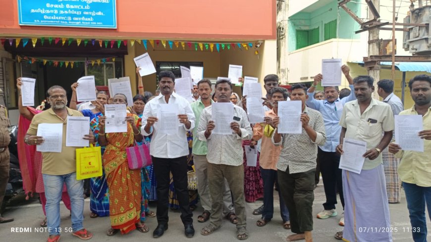 சேலத்தில் மத்திய மாநில அரசுகளின் வீடு கட்டும் திட்டத்தின் கீழ் மானியம் வழங்க கோரி ஐம்பதுக்கு மேற்பட்ட பொதுமக்கள் ஆர்ப்பாட்டத்தில் ஈடுபட்டனர்.