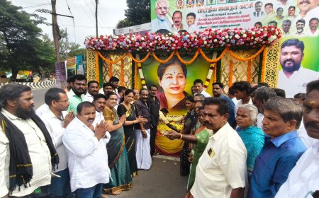 முன்னாள் முதல் அமைச்சர் ஜெயலலிதா 9 ம் ஆண்டு நினைவு நாளையொட்டி சேலம் அஸ்தம்பட்டி பகுதியில் மலர் தூவி மரியாதை