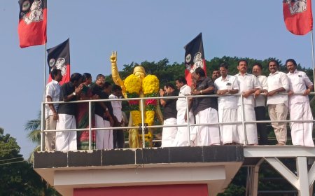 எம்ஜிஆர் நினைவு தினத்தை முன்னிட்டு அதிமுக தெற்கு மாவட்டம் சார்பில் ப.குமார் மாலை அணிவித்து அஞ்சலி செலுத்தினர்