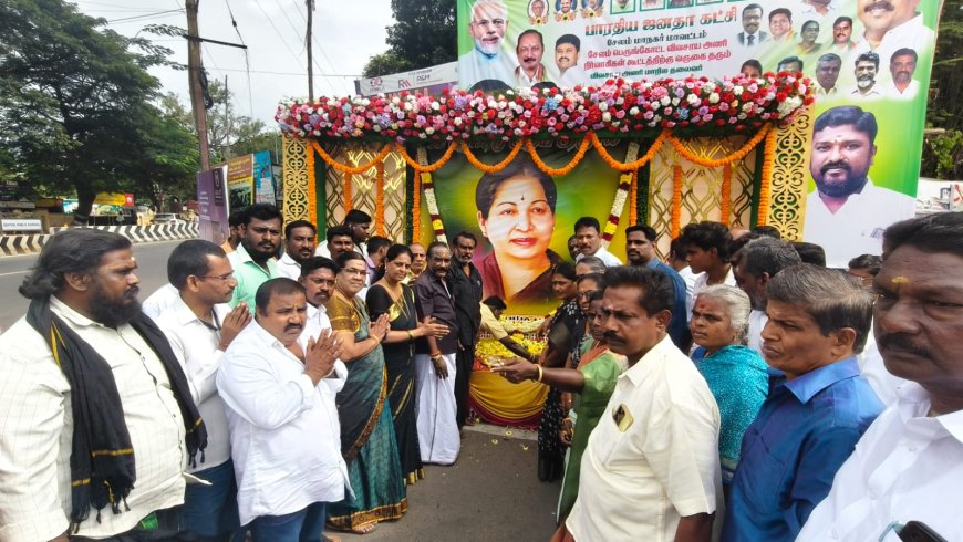 முன்னாள் முதல் அமைச்சர் ஜெயலலிதா 9 ம் ஆண்டு நினைவு நாளையொட்டி சேலம் அஸ்தம்பட்டி பகுதியில் மலர் தூவி மரியாதை