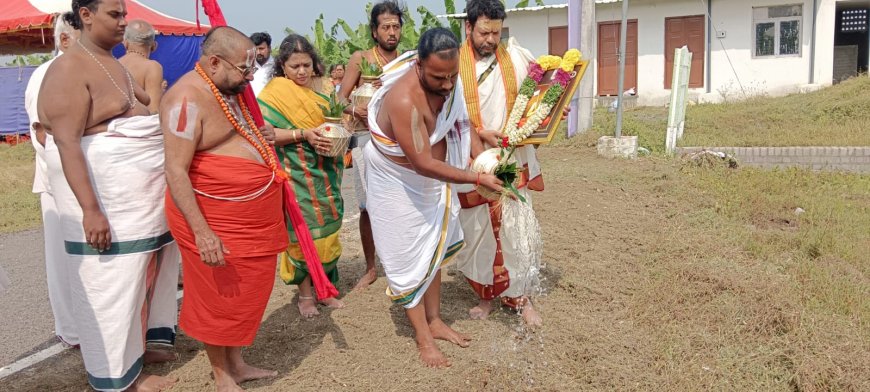 திருச்சி மாவட்டம் உத்தமர் கோயில், நோச்சியத்தில் ஸ்ரீ ஸ்ரீ அக்ரஹாரம் வேதிக் குழுமம்,ஸ்ரீ ஸ்ரீ அக்ரஹாரம் வைகுண்ட ஏகாதசி மார்கழி மஹோத்ஸவத்தை முன்னிட்டு ஸ்ரீ ஸ்ரீ ரங்கநாதர் நகரில் இன்று ஸ்ரீவில்லிபுத்தூர் ஸ்ரீ ஸ்ரீ ஸ்ரீ ஆச்சாரியர் சடகோப ராமானுஜ ஜீயர் சுவாமியின் சிறப்பு பூஜை