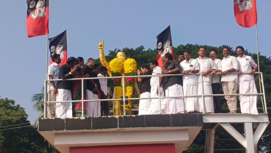 எம்ஜிஆர் நினைவு தினத்தை முன்னிட்டு அதிமுக தெற்கு மாவட்டம் சார்பில் ப.குமார் மாலை அணிவித்து அஞ்சலி செலுத்தினர்