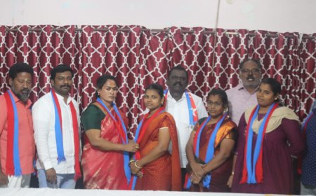 சேலத்தில் மாற்று கட்சிகளிலிருந்து விலகி விடுதலை சிறுத்தைகள் கட்சியில் தங்களை தெற்கு தொகுதி மாவட்ட செயலாளர் கி காயத்ரி முன்னிலையில் தங்களை இணைத்துக் கொண்டனர்