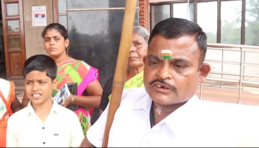 சேலம் மாற்றுத்திறனாளியின் நிலத்தை அபகரித்தவர்கள் மீது நடவடிக்கையை எடுக்க குடும்பத்துடன் சேலம் மாவட்ட ஆட்சியர் அலுவலகத்தில் மனு