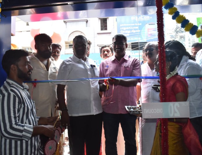 திருச்சி சத்திரம் பேருந்து நிலையம் அண்ணா சிலை அருகே  மெட்ப்ளஸ் புதிய கிளை தொடக்க விழா