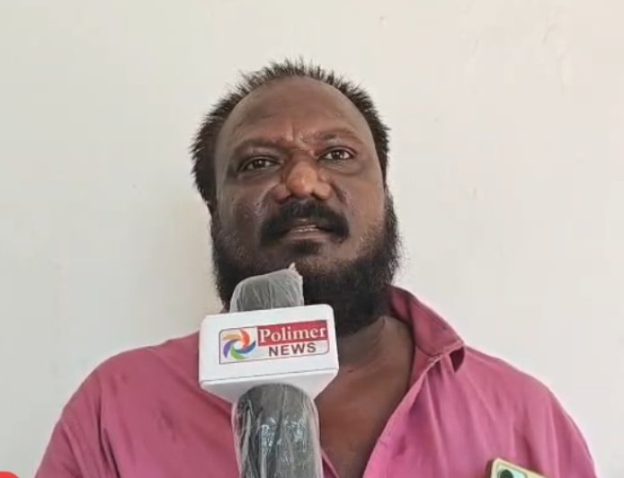 மதுரை வண்டியூர் பள்ளிவாசல் தெருவை சேர்ந்த பரசுராமன் என்பவரது மகன் P.வசந்தகுமார் (எ) கருப்புசாமி என்பவர் இன்று மதுரை மாவட்ட ஆட்சியர் அலுவலகத்தில் நடைபெற்ற குறைதீர் கூட்டத்தில் மாவட்ட ஆட்சியரிடம் மனு அளித்து உள்ளார் அந்த மனுவில் கூறியிருப்பதாவது:-